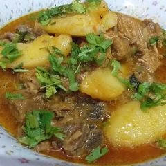 A picture of Gosht aloo.