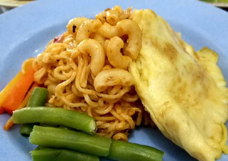Mie Saus Bolognese & Omelet Keju