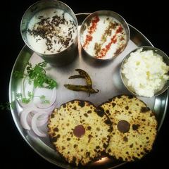 A picture of Missi Roti.