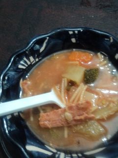 Una foto de Sopa de fideo, verduras, pollo, quelites y hoja santa. Jalisco, México