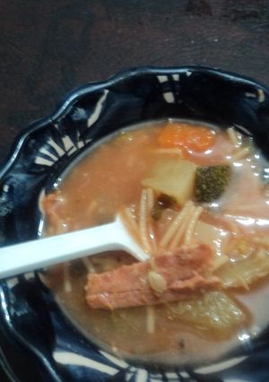 Una foto de Sopa de fideo, verduras, pollo, quelites y hoja santa. Jalisco, México
