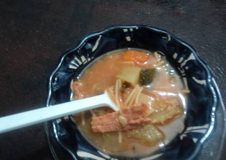 Sopa de fideo, verduras, pollo, quelites y hoja santa. Jalisco, México