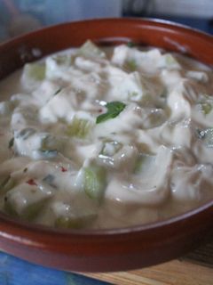 Una foto de Pepino con yogurt griego