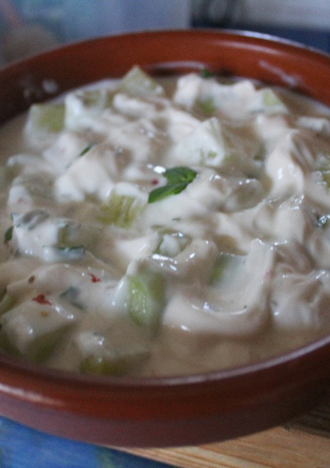 Una foto de Pepino con yogurt griego