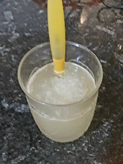 Una foto de Agua tibia con miel y limón