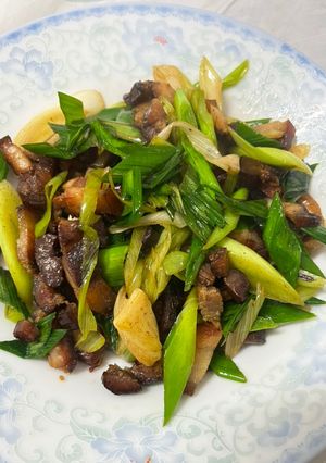 臘味飄香~臘肉炒蒜苗 的食譜成品照片