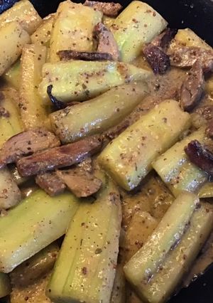 Une photo de Concombres braisés à la moutarde à l ancienne avec ses aiguillettes de poulet
