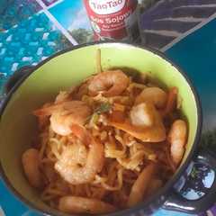 O poză a rețetei Noodles chinezești cu legume și creveți 🍜😋.