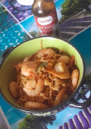 O poză a rețetei Noodles chinezești cu legume și creveți 🍜😋.
