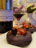 Pizzette di riso nero con baccalà e olive taggiasche