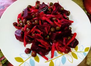 Una foto de Ensalada de beterraga, zanahoria y arvejas