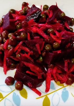 Una foto de Ensalada de beterraga, zanahoria y arvejas