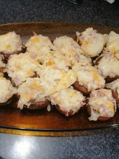 Una foto de Champiñones rellenos de bacon con queso