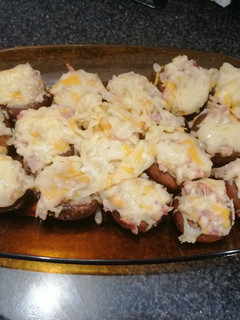 Una foto de Champiñones rellenos de bacon con queso