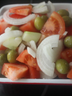 Foto principal de Ensalada de pepino con tomate, cebolla y aceitunas