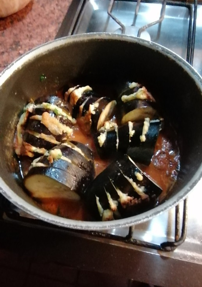 Una foto de Berenjenas rellenas en salsa de tomate