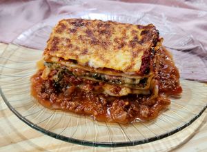 Una foto de 🇮🇹🤌🏼 Lasaña tricolor - Acelga + ricotta, jamón + queso, bolognesa 🤌🏼🇮🇹 #Singluten