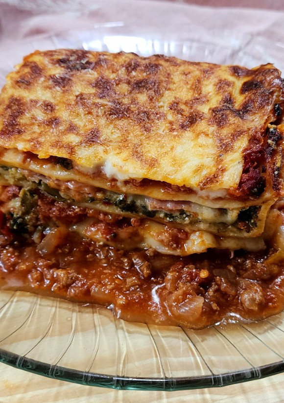 Una foto de 🇮🇹🤌🏼 Lasaña tricolor - Acelga + ricotta, jamón + queso, bolognesa 🤌🏼🇮🇹 #Singluten