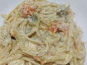 Una foto de pasta tomates cherry y nata