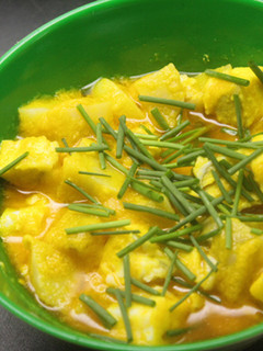 Una foto de Patatas y huevo con mayonesa de zanahoria
