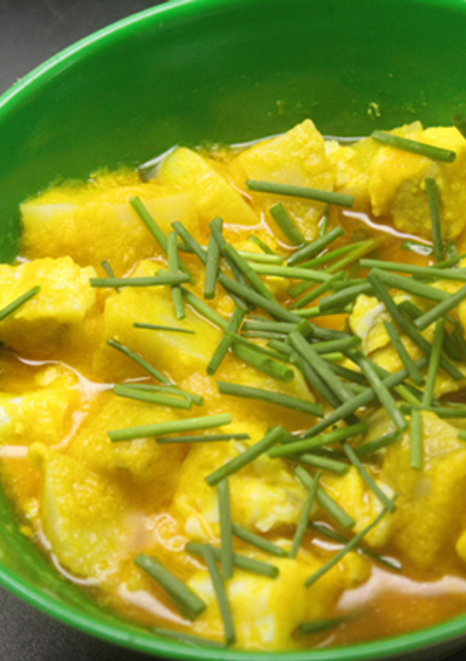 Una foto de Patatas y huevo con mayonesa de zanahoria