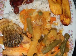 Una foto de Mojarra negra sudada con verduras