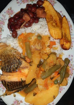 Una foto de Mojarra negra sudada con verduras