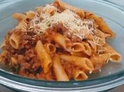 Uma foto de penne bolonhesa