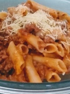 Foto de Macarrão a Bolonhesa com Tomate Seco e Manjericão na Pressão