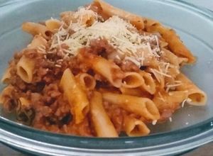 Foto de Macarrão a Bolonhesa com Tomate Seco e Manjericão na Pressão