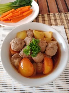 Foto resep Semur Bistik Bola Daging (bola daging tidak digoreng)