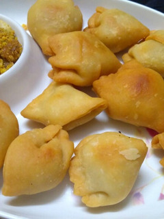मूंग दाल मिनी समोसा (Moong dal mini samosa recipe in Hindi) रेसिपी मुख्य फोटो