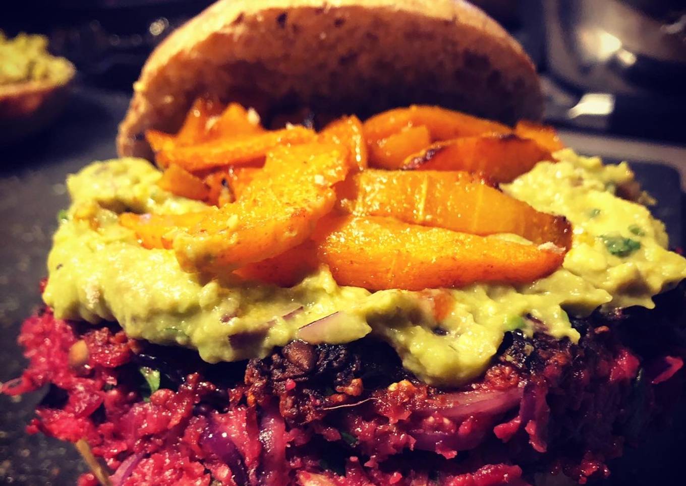 Burger de betterave / guacamole / frites de butternut