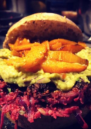 Une photo de Burger de betterave / guacamole / frites de butternut