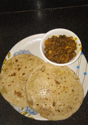 A picture of Poranpuri with chana ke sabji.