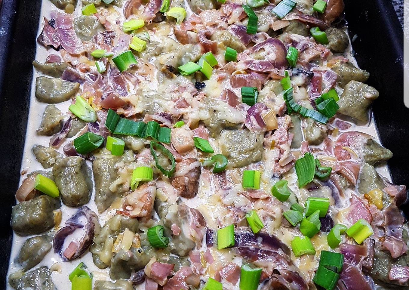 Ñoquis de batata con salsa de verdeo y hongos