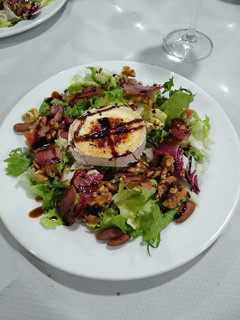 Una foto de Ensalada de cecina con queso de cabra