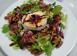 Una foto de Ensalada de cecina con queso de cabra