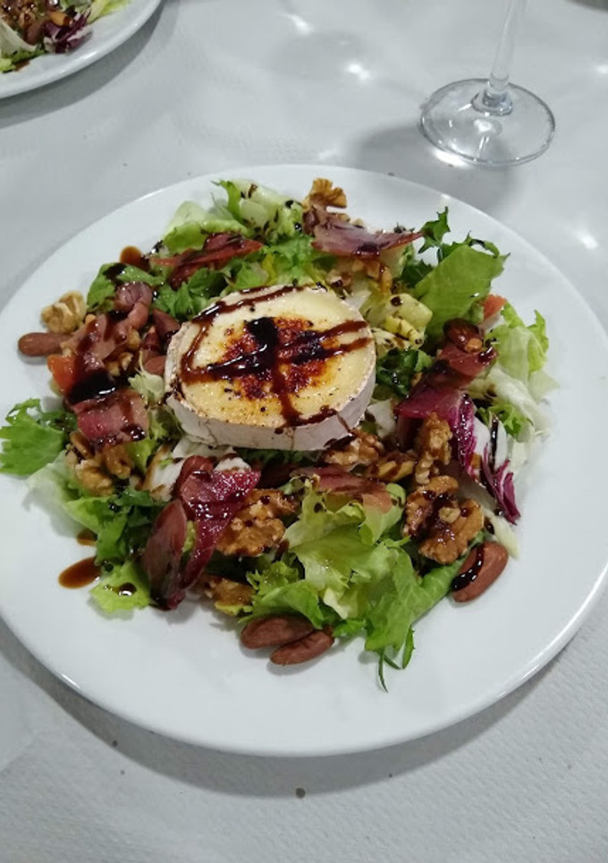 Una foto de Ensalada de cecina con queso de cabra