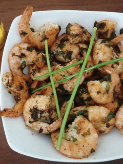 Una foto de Camarones al ajillo🦐🧄🌿🍲