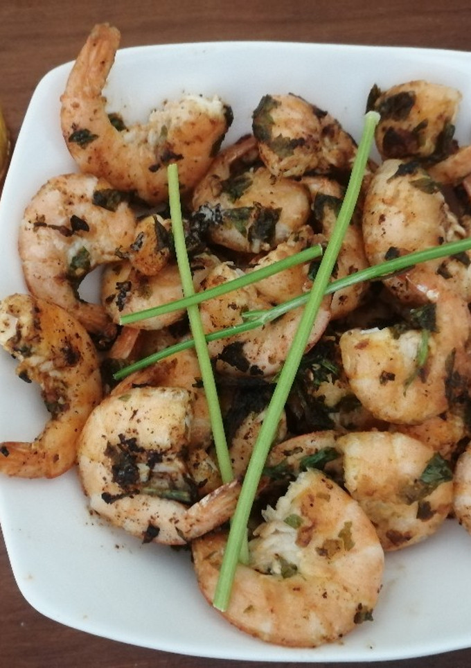 Una foto de Camarones al ajillo🦐🧄🌿🍲