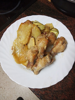 Una foto de Jamoncitos de pollo con panaderas de calabacín y papas