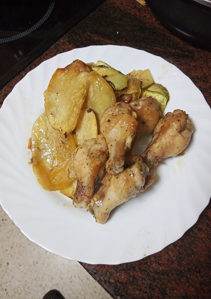 Una foto de Jamoncitos de pollo con panaderas de calabacín y papas
