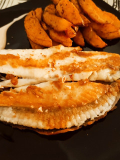 Una foto de Rodaballo a la plancha con patatas provenzales asadas y mayonesa de yakiniku