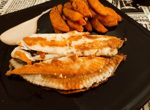 Una foto de Rodaballo a la plancha con patatas provenzales asadas y mayonesa de yakiniku