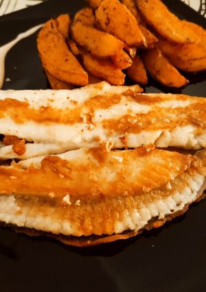 Una foto de Rodaballo a la plancha con patatas provenzales asadas y mayonesa de yakiniku