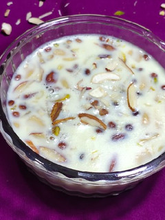 દૂધપાક (Dudhpaak Recipe In Gujarati) રેસીપી મુખ્ય ફોટો