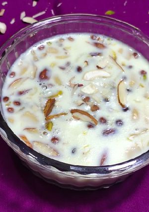 દૂધપાક (Dudhpaak Recipe In Gujarati) રેસીપી મુખ્ય ફોટો
