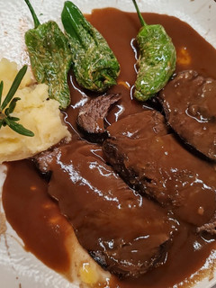 Una foto de Carrilleras de ternera al vino tinto con patatas asadas
