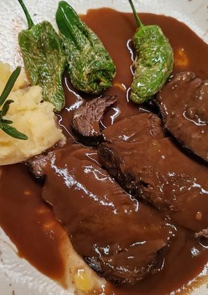 Una foto de Carrilleras de ternera al vino tinto con patatas asadas